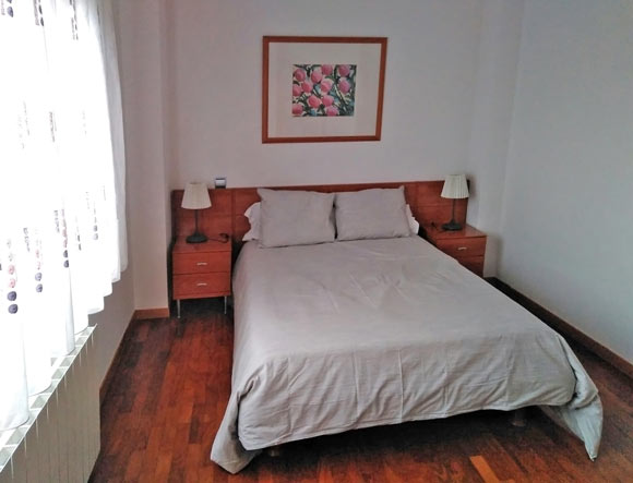Fotografía de dormitorio con cama doble Apartahotel Ribera